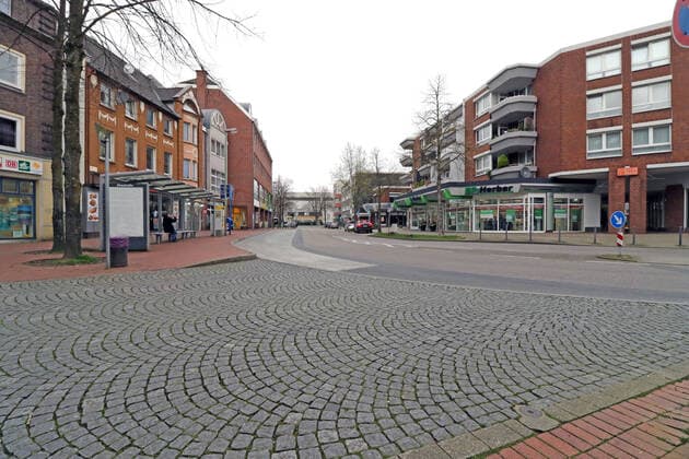 Angst vor dem Coronavirus Auf den sonst an Wochenenden stark belebten Straßen und Plätzen der Stadt Essen ist seit des Ausbruchs des Coronavirus und dem Aufruf Zuhause zu bleiben kaum jemand unterwegs. Essen Nordrhein-Westfalen Deutschland Steele