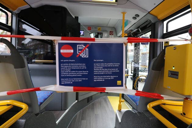 Angst vor dem Coronavirus Die Essener Ruhrbahn sperrt den Zugang zu den Fahrern der Busse und stoppt den Fahrkartenverkauf im Bus Essen Nordrhein-Westfalen Deutschland