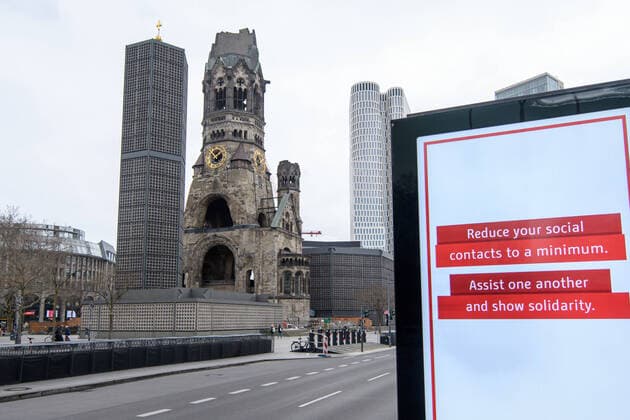 Coronavirus, Impressionen aus Berlin Deutschland, Berlin - 20.03.2020: Im Bild ist ein Schild mit Anweisungen zu Verhaltensweisen in Corona Zeiten und im Hintergrund ist die Kaiser-Wilhelm-Gedächtnis-Kirche zu sehen. Berlin Berlin Deutschland