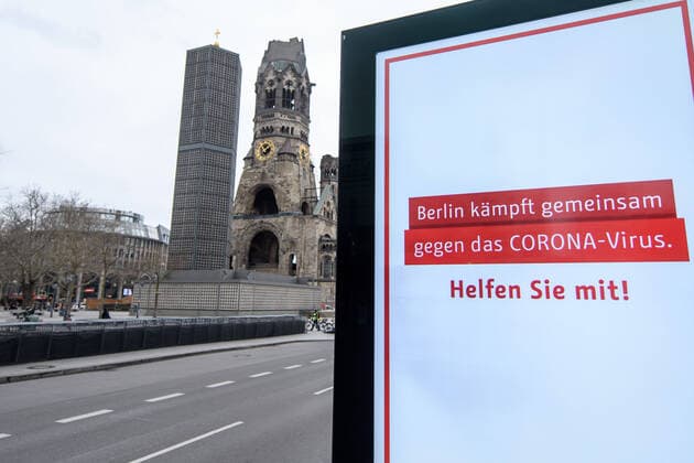 Coronavirus, Impressionen aus Berlin Deutschland, Berlin - 20.03.2020: Im Bild ist ein Schild mit Berlin kämpf gegen das Corona-Virus - Helfen Sie mit! und im Hintergrund ist die Kaiser-Wilhelm-Gedächtnis-Kirche zu sehen. Berlin Berlin Deutschland