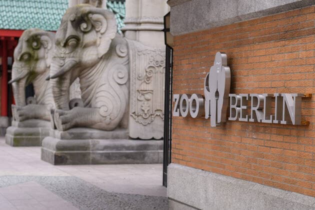Coronavirus, Impressionen aus Berlin Deutschland, Berlin - 20.03.2020: Im Bild ist das Logo des Berliner Zoo am Haupteingang zu sehen. Berlin Berlin Deutschland