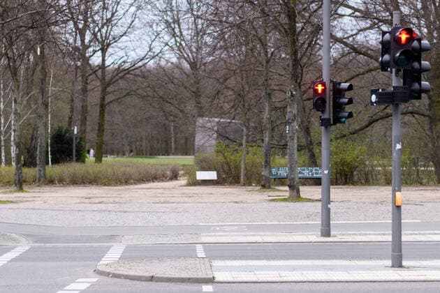Coronavirus, Impressionen aus Berlin Deutschland, Berlin - 20.03.2020: Im Bild ist eine rote Ampel und leere Straßen zu sehen. Berlin Berlin Deutschland