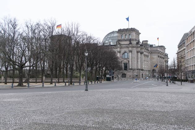 Coronavirus, Impressionen aus Berlin Deutschland, Berlin - 20.03.2020: Im Bild ist eine leere Straße und im Hintergrund der Bundestag zu sehen. Berlin Berlin Deutschland