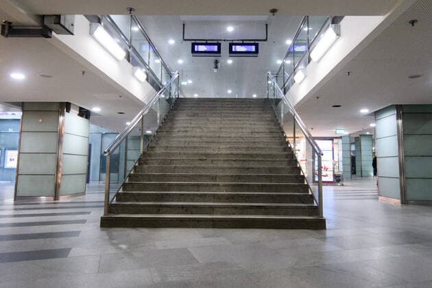 Coronavirus, Impressionen aus Berlin Deutschland, Berlin - 20.03.2020: Im Bild ist der leere Treppenaufgang zur S-Bahn am Bahnhof Friedrichstraße zu sehen. Berlin Berlin Deutschland