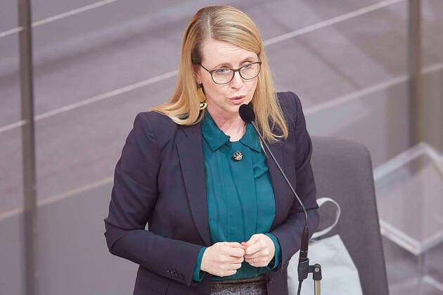 - Wien 20.03.2020 - Parlament Nationalrat Sondersitzung zum Coronavirus - Während der zweiten Sondersitzung innerhalb einer Woche wurden u.a. die im Eiltempo entworfenen Gesetze zur Bekämpfung der Pandemie sowie der wirtschaftlichen Folgen vom österreichischen Parlament beschlossen. Während der Sitzung wurde ein positiver Coronafall unter den Abgeordneten bekannt die Sitzung wurde für eine Stehpräsidiale unterbrochen um danach ganz unterbrochen zu werden für Gespräche in den jeweiligen Parteiklubs. PHOTO: Vizekanzler Werner Kogler (L Grüne), Wirtschaftsministerin Margarete Schramböck (R ÖVP). Vienna (AUSTRIA) - Parliament National Council special session on the corona virus - During the second special session within a week, the laws drafted to combat the pandemic and the economic consequences, which were drafted in a very short t 