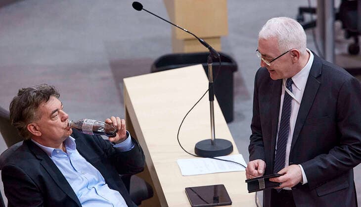 - Wien 20.03.2020 - Parlament Nationalrat Sondersitzung zum Coronavirus - Während der zweiten Sondersitzung innerhalb einer Woche wurden u.a. die im Eiltempo entworfenen Gesetze zur Bekämpfung der Pandemie sowie der wirtschaftlichen Folgen vom österreichischen Parlament beschlossen. PHOTO: Vizekanzler Werner Kogler (L Grüne), Martin Graf (FPÖ) Vienna (AUSTRIA) - Parliament National Council special session on the corona virus - During the second special session within a week, the laws drafted to combat the pandemic and the economic consequences, which were drafted in a very short time, were passed by the Austrian parliament. Nationalrat Sondersitzungzung Coronavirus