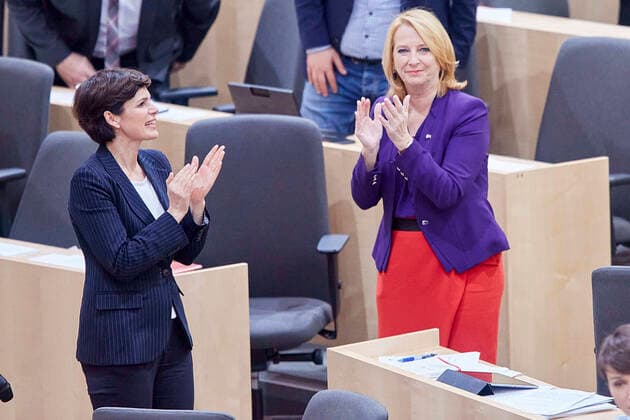 - Wien 20.03.2020 - Parlament Nationalrat Sondersitzung zum Coronavirus - Während der zweiten Sondersitzung innerhalb einer Woche wurden u.a. die im Eiltempo entworfenen Gesetze zur Bekämpfung der Pandemie sowie der wirtschaftlichen Folgen vom österreichischen Parlament beschlossen. PHOTO: SPÖ-Vorsitzende Pamela Rendi Wagner (L) und die 2. NR-Präsidentin Doris Bures (SPÖ) applaudieren punkt 18:00h allen Helfern und Arbeiter und Angestellten die in der aktuell schweren Situation dafür sorgen dass das leben einigermassen normal weitergehen kann. Vienna (AUSTRIA) - Parliament National Council special session on the corona virus - During the second special session within a week, the laws drafted to combat the pandemic and the economic consequences, which were drafted in a very short time, were passed by the Austrian parliament. Natio 