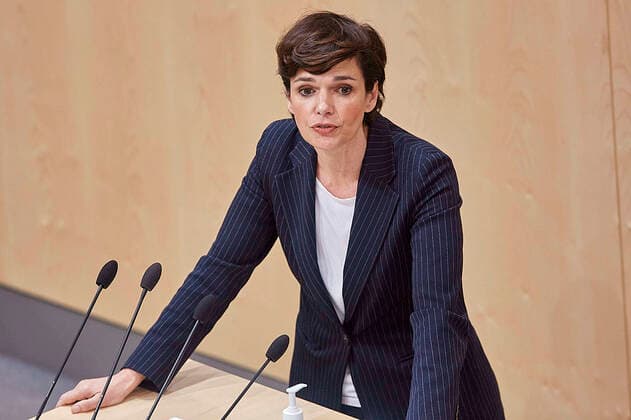 - Wien 20.03.2020 - Parlament Nationalrat Sondersitzung zum Coronavirus - Während der zweiten Sondersitzung innerhalb einer Woche wurden u.a. die im Eiltempo entworfenen Gesetze zur Bekämpfung der Pandemie sowie der wirtschaftlichen Folgen vom österreichischen Parlament beschlossen. Während der Sitzung wurde ein positiver Coronafall unter den Abgeordneten bekannt die Sitzung wurde für eine Stehpräsidiale unterbrochen um danach ganz unterbrochen zu werden für Gespräche in den jeweiligen Parteiklubs. PHOTO: Die SPÖ-Bundesvorsitzende Pamela Rendi-Wagner (R) und Bundeskanzler Sebastian Kurz (L ÖVP). Vienna (AUSTRIA) - Parliament National Council special session on the corona virus - During the second special session within a week, the laws drafted to combat the pandemic and the economic consequences, which were drafted in a very shor 
