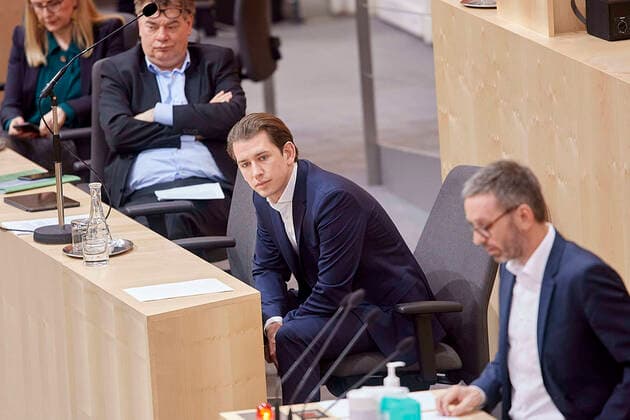 - Wien 20.03.2020 - Parlament Nationalrat Sondersitzung zum Coronavirus - Während der zweiten Sondersitzung innerhalb einer Woche wurden u.a. die im Eiltempo entworfenen Gesetze zur Bekämpfung der Pandemie sowie der wirtschaftlichen Folgen vom österreichischen Parlament beschlossen. Während der Sitzung wurde ein positiver Coronafall unter den Abgeordneten bekannt die Sitzung wurde für eine Stehpräsidiale unterbrochen um danach ganz unterbrochen zu werden für Gespräche in den jeweiligen Parteiklubs. PHOTO: geschäftführender FPÖ-Klubobmann Herbert Kickl (R)Bundeskanzler Sebastian Kurz (2vL ÖVP), Vizekanzler Werner Kogler (L Grüne). Vienna (AUSTRIA) - Parliament National Council special session on the corona virus - During the second special session within a week, the laws drafted to combat the pandemic and the economic consequences 