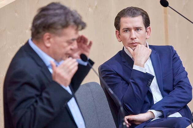 - Wien 20.03.2020 - Parlament Nationalrat Sondersitzung zum Coronavirus - Während der zweiten Sondersitzung innerhalb einer Woche wurden u.a. die im Eiltempo entworfenen Gesetze zur Bekämpfung der Pandemie sowie der wirtschaftlichen Folgen vom österreichischen Parlament beschlossen. Während der Sitzung wurde ein positiver Coronafall unter den Abgeordneten bekannt die Sitzung wurde für eine Stehpräsidiale unterbrochen um danach ganz unterbrochen zu werden für Gespräche in den jeweiligen Parteiklubs. PHOTO: Vizekanzler Werner Kogler (L Grüne), Bundeskanzler Sebastian Kurz (R ÖVP). Vienna (AUSTRIA) - Parliament National Council special session on the corona virus - During the second special session within a week, the laws drafted to combat the pandemic and the economic consequences, which were drafted in a very short time, were pass 