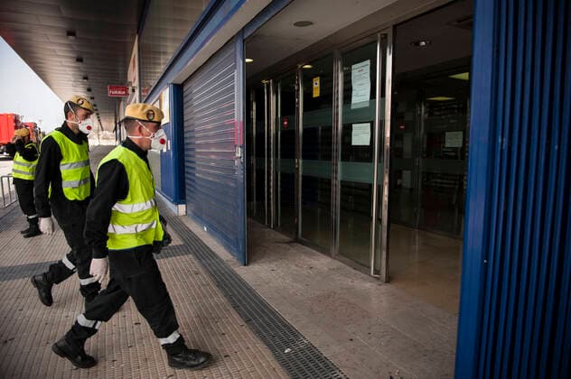 March 20, 2020, Pamplona, Navarra, Spain: Members of the Spanish Military Emergency Unit, wearing face masks as a preventive measure, during the disinfection tasks at the Pamplona Immigration Office..A total of four self-bomb trucks and 15 military personnel wearing protective equipment continue the disinfection work entrusted to the Spanish Military Emergency Unit by the Ministry of Interior, in areas that could have been infected with the coronavirus Pamplona Spain - ZUMAs197 20200320_zaa_s197_115 Copyright: xElsaxAxBravox