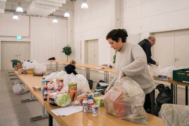News Bilder des Tages Coronahilfe Bielefeld Nach der Schließung der Tafeln wegen der Corona-Pandemie verteilen Ehrenamtliche der Coronahilfe Bielefeld Lebensmittel an Bedürftige volunteers in Bielefeld packing food for people in need after the food banks have closed down due to Corona pandemia, 20.3.2020 Foto: Robert B. Fishman