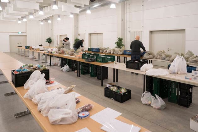 Coronahilfe Bielefeld Nach der Schließung der Tafeln wegen der Corona-Pandemie verteilen Ehrenamtliche der Coronahilfe Bielefeld Lebensmittel an Bedürftige volunteers in Bielefeld packing food for people in need after the food banks have closed down due to Corona pandemia, 20.3.2020 Foto: Robert B. Fishman