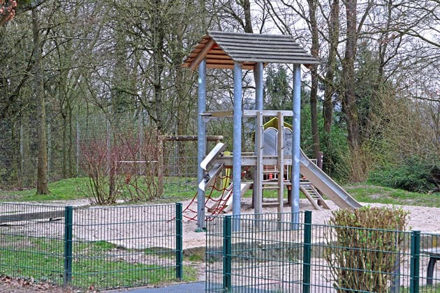 Angst vor dem Coronavirus Ein Kinderspielplatz ist wegen der Coronakrise gesperrt worden und darf nicht mehr benutzt werden. Essen Nordrhein-Westfalen Deutschland
