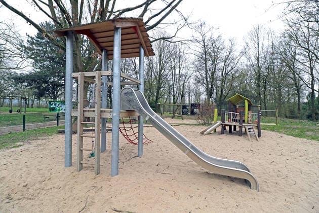 Angst vor dem Coronavirus Ein Kinderspielplatz ist wegen der Coronakrise gesperrt worden und darf nicht mehr benutzt werden. Essen Nordrhein-Westfalen Deutschland