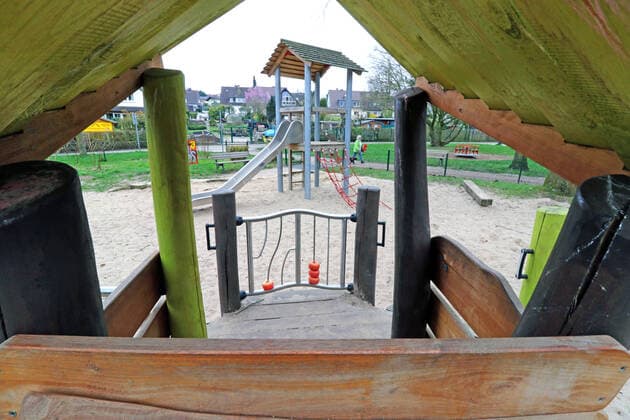 Angst vor dem Coronavirus Ein Kinderspielplatz ist wegen der Coronakrise gesperrt worden und darf nicht mehr benutzt werden. Essen Nordrhein-Westfalen Deutschland
