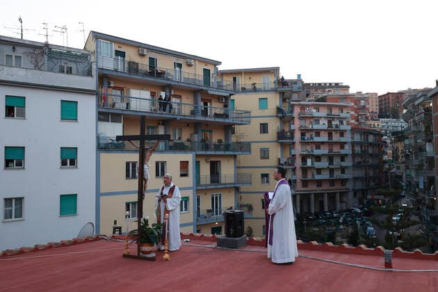 News Bilder des Tages Naples 20-03-2020 Coronavirus emergency (COVID-19) - church Santa Maria sella Salute, the via Crucis celebrated by Father Francesco Gravino from the roof of the church to stay close to the faithful of the parish in this difficult moment (napolipress Fotogramma, Naples - 2020-03-20) p.s. la foto e utilizzabile nel rispetto del contesto in cui e stata scattata, e senza intento diffamatorio del decoro delle persone rappresentate  Copyright: xnapolipressx xFOTOGRAMMAx