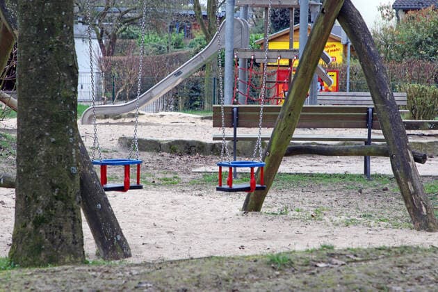 Angst vor dem Coronavirus Ein Kinderspielplatz ist wegen der Coronakrise gesperrt worden und darf nicht mehr benutzt werden. Essen Nordrhein-Westfalen Deutschland