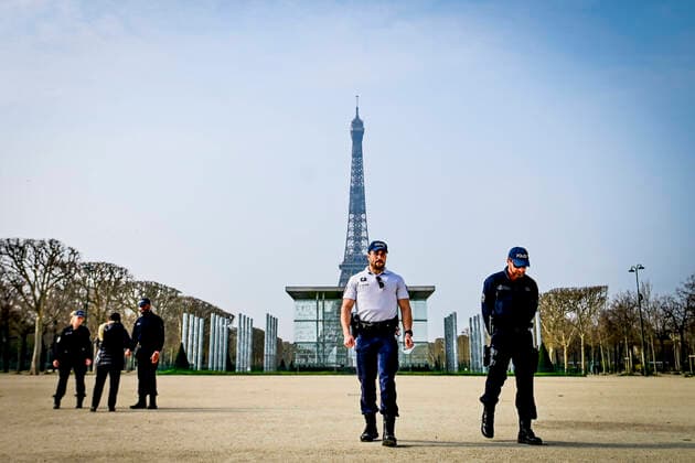 Paris en mode confinement - Champs de Mars vide - Tour Eiffel - Police NEWS : COVID 19 a Paris - 20 03 2020 JBAutissier Panoramic 