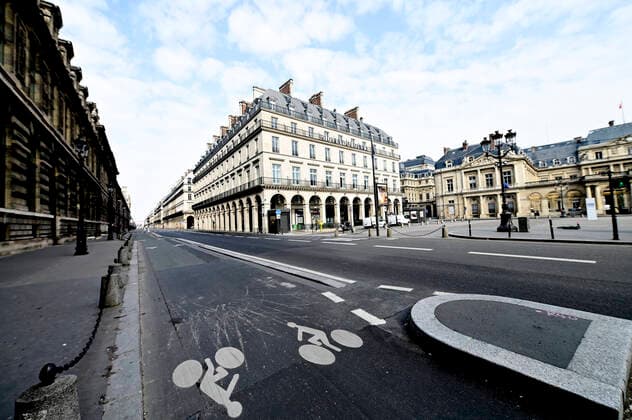Paris en mode confinement - Rue de Rivoli deserte - Palais Royal vide NEWS : COVID 19 a Paris - 20 03 2020 JBAutissier Panoramic 