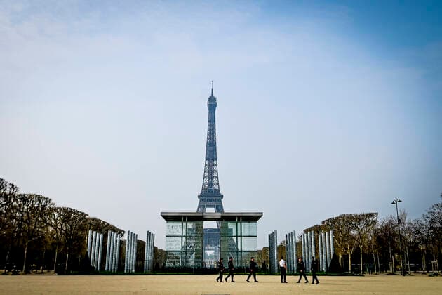 Paris en mode confinement - Champs de Mars vide - Tour Eiffel - Police NEWS : COVID 19 a Paris - 20 03 2020 JBAutissier Panoramic 