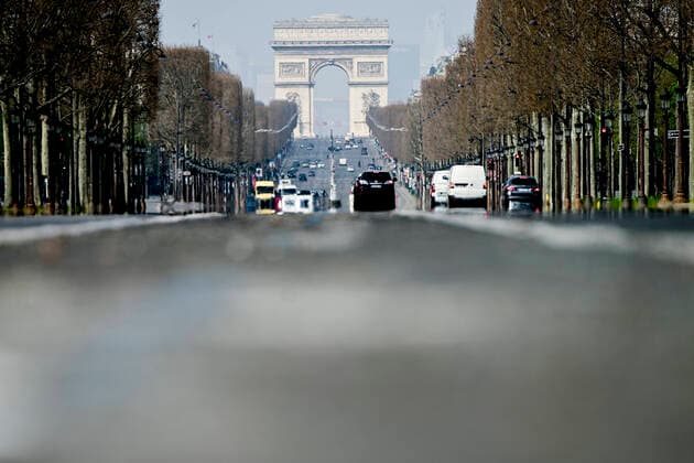 Paris en mode confinement - champs Elysees avec vue sur l Arc de Triomphe NEWS : COVID 19 a Paris - 20 03 2020 JBAutissier Panoramic 