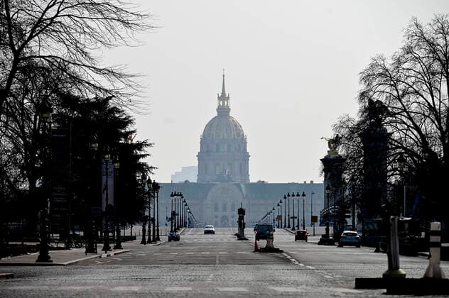 Paris en mode confinement - invalides NEWS : COVID 19 a Paris - 20 03 2020 JBAutissier Panoramic 