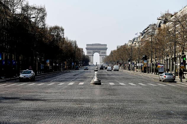 Paris en mode confinement - Champs Elysees - Arc de Triomphe NEWS : COVID 19 a Paris - 20 03 2020 JBAutissier Panoramic 