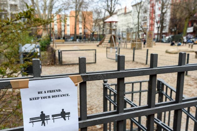 Hinweis zum social distancing an einem Spielplatz in Berlin-Friedrichshain Wie bereits einen Tag zuvor, hat nun auch der Bezirk Friedrichshain-Kreuzberg die Schließung der Spielplätze verfügt. snapshot-photography xT.Seeliger