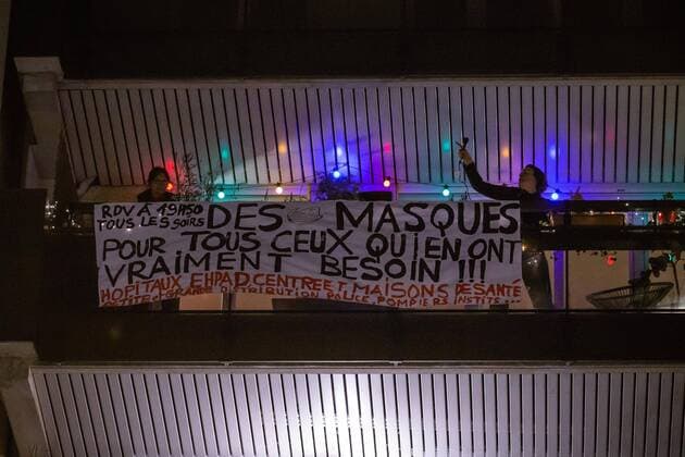 French people applauding from their windows to thank and support hospital staff during coronavirus crisis, in Paris, France, March 20, 2020. France is under lockdown in an attempt to stop the widespread of the SARS-CoV-2 coronavirus causing the Covid-19 disease.  Copyright: xAurelienxMorissardx