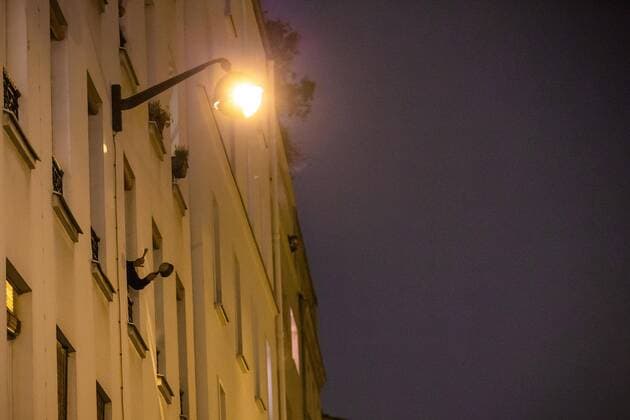 French people applauding from their windows to thank and support hospital staff during coronavirus crisis, in Paris, France, March 20, 2020. France is under lockdown in an attempt to stop the widespread of the SARS-CoV-2 coronavirus causing the Covid-19 disease.  Copyright: xAurelienxMorissardx