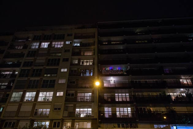 French people applauding from their windows to thank and support hospital staff during coronavirus crisis, in Paris, France, March 20, 2020. France is under lockdown in an attempt to stop the widespread of the SARS-CoV-2 coronavirus causing the Covid-19 disease.  Copyright: xAurelienxMorissardx