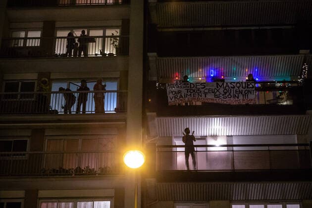 French people applauding from their windows to thank and support hospital staff during coronavirus crisis, in Paris, France, March 20, 2020. France is under lockdown in an attempt to stop the widespread of the SARS-CoV-2 coronavirus causing the Covid-19 disease.  Copyright: xAurelienxMorissardx