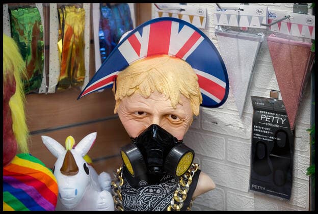 . 20 03 2020. London, United Kingdom. Ongoing Coronavirus Crisis. A Boris Johnson mask wears a respirator in a shop window in Soho.  xMartynxWheatleyx xi-Imagesx IIM-20936-0022