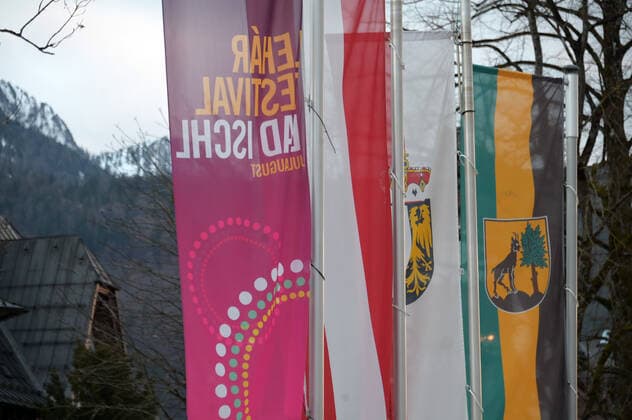 Ausflug, am 12.03.2020, nach Bad Ischl, Salzkammergut, Oberösterreich, Österreich. Das Bild zeigt die Fahnen von Bad Ischl, Oberösterreich, Österreich und dem Lehar Festival, vor dem Theater- und Kongresshaus in Bad Ischl 2020 - Ausflug, am 12.03.2020, nach Bad Ischl, Salzkammergut, Österreich. *** Excursion, on 12 03 2020, to Bad Ischl, Salzkammergut, Upper Austria, Austria The picture shows the flags of Bad Ischl, Upper Austria, Austria and the Lehar Festival, in front of the Theatre and Congress Centre in Bad Ischl 2020 Excursion, on 12 03 2020, to Bad Ischl, Salzkammergut, Austria