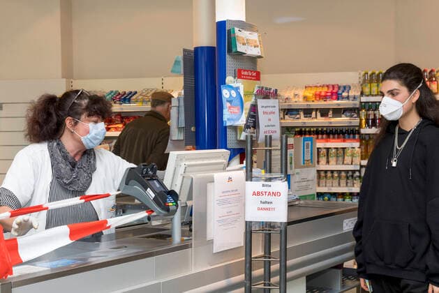 Wuerzburg, DM, 20.03.2020, Coronavirus: Einkaufen in Zeiten Coronas Bild: Blick in eine dm-Filiale in der Würzburger Innenstadt am Freitag Um sich zu schützen, sitzt die Verkauferin hinter einem Absperrband an der Kasse und hat eine Schutzmaske auf. Bayern, Coronavirus, COVID-19, Deutschland, Einkaufen, Einzelhandel, Franken, Katastrophenfall, Konsum, Krankheiten, Mainfranken, Schutz, Schutzmaßnahmen, Supermarkt, Vorsorge, Würzburg Copyright: HMBxMediax xPattyxVarasano