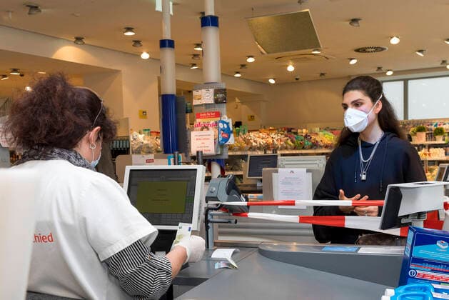 Wuerzburg, DM, 20.03.2020, Coronavirus: Einkaufen in Zeiten Coronas Bild: Blick in eine dm-Filiale in der Würzburger Innenstadt am Freitag Um sich zu schützen, sitzt die Verkauferin hinter einem Absperrband an der Kasse und hat eine Schutzmaske auf. Bayern, Coronavirus, COVID-19, Deutschland, Einkaufen, Einzelhandel, Franken, Katastrophenfall, Konsum, Krankheiten, Mainfranken, Schutz, Schutzmaßnahmen, Supermarkt, Vorsorge, Würzburg Copyright: HMBxMediax xPattyxVarasano