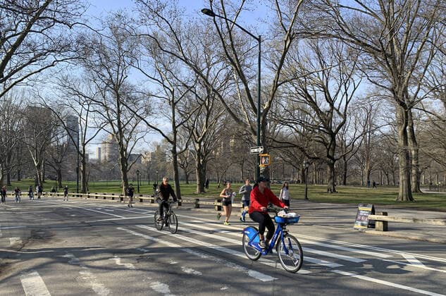 March 20, 2020, Nova York, EUA: (NEW)..Movement at Central Park amid Coronavirus COVID-19. March 20,2020,New York,USA:Little movement of people at Central Park due to the outbreak of Coronavirus and starting from Sunday (22)the Governor of New YorkoÂ¢Ã¢öÂ¬Ã¢Â¢s new decree of everyone staying at home comes into effect ...Credit: Thenews2 Nova York - ZUMAn293 20200320_znp_n293_066 Copyright: xNiyixFotex