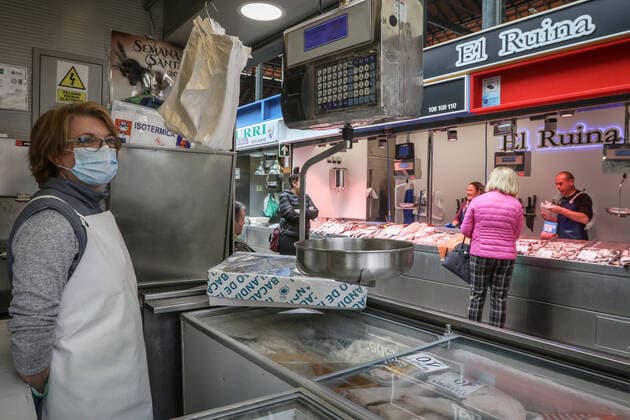 March 20, 2020: March 20, 2020 (Malaga) The Atarazanas supply market is still open with hygiene measures for the coronavirus with gloves and masks in some market stalls. - ZUMAc161 20200320_zap_c161_041 Copyright: xLorenzoxCarnerox