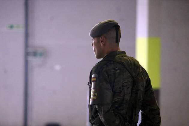 Spain: 7th day of alert status for CoVid-19 Oviedo, SPAIN: A military man watches during the 7th day of the State of Alert in Spain, at the Central University Hospital of Asturias in Oviedo, Spain on March 20, 2020. Oviedo Asturias Spain Copyright: AlbertoxBrevers