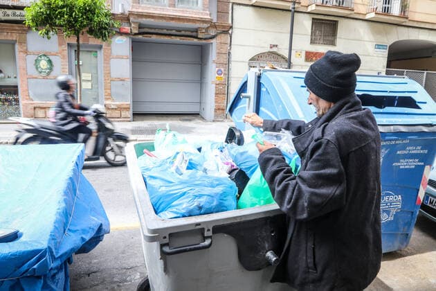 March 20, 2020: 20 March 2020 (Malaga) destitute and beggars look for food in the garbage on the occasion of the closure of the social canteens because of the Coronavirus in Malaga - ZUMAc161 20200320_zap_c161_070 Copyright: xLorenzoxCarnerox