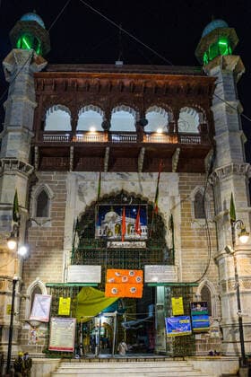 India: Dargah closed for visitors amid COVID-19 A view of the deserted Dargah Khwaza Moinuddin Chishty closed for visitors amid concerns over the spread of coronavirus in Ajmer, Rajasthan, India. Ajmer Rajasthan India Copyright: ShaukatxAhmed