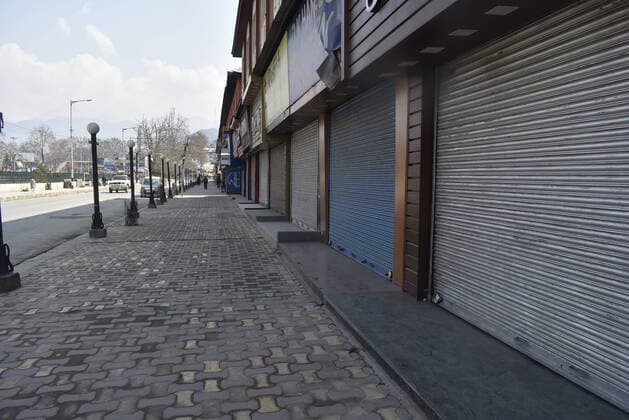 Kashmir lockdown after first positive case COVID-19 Kashmir lockdown after government authorities imposed restrictions across Kashmir valley. Strict restrictions were in place to curb the spread of COVID-19 after the first positive case was reported from main city of Srinagar. Srinagar India Copyright: SajadxHameed
