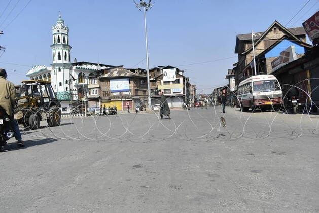 Kashmir lockdown after first positive case COVID-19 Kashmir lockdown after government authorities imposed restrictions across Kashmir valley. Strict restrictions were in place to curb the spread of COVID-19 after the first positive case was reported from main city of Srinagar. Srinagar India Copyright: SajadxHameed