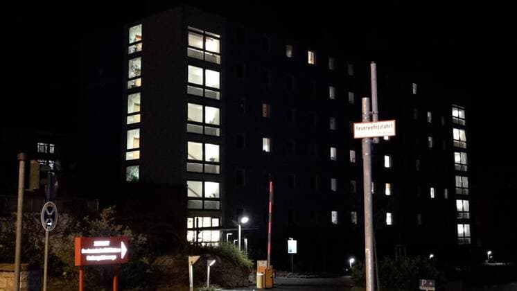 Dramatische Situation (Coronavirus) in Würzburger Pflegeheim: 9 verstorbene, 5 weitere in Kliniken, 10 isolierte und 23 infizierte Pflegekräfte Dramatische Situation in einem Würzburger Pflegeheim, innerhalb kurzer Zeit 9 verstorbene, 5 weitere in Würzburger Kliniken, 10 isolierte im Pflegeheim und 23 infizierte Pflegekräfte. Bilder vom Pflegeheim in der Virchowstrasse in Würzburg. Es wurden höchste Sicherheitsvorkehrungen getroffen, es gilt ein striktes Besuchsverbot und extreme Schutzmaßnahmen.Baden-Württemberg, 97072 Würzburg, Deutschland Copyright: 7aktuell.dex xAlexanderxHald