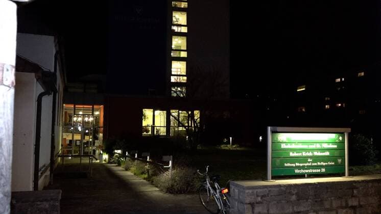 Dramatische Situation (Coronavirus) in Würzburger Pflegeheim: 9 verstorbene, 5 weitere in Kliniken, 10 isolierte und 23 infizierte Pflegekräfte Dramatische Situation in einem Würzburger Pflegeheim, innerhalb kurzer Zeit 9 verstorbene, 5 weitere in Würzburger Kliniken, 10 isolierte im Pflegeheim und 23 infizierte Pflegekräfte. Bilder vom Pflegeheim in der Virchowstrasse in Würzburg. Es wurden höchste Sicherheitsvorkehrungen getroffen, es gilt ein striktes Besuchsverbot und extreme Schutzmaßnahmen.Baden-Württemberg, 97072 Würzburg, Deutschland Copyright: 7aktuell.dex xAlexanderxHald