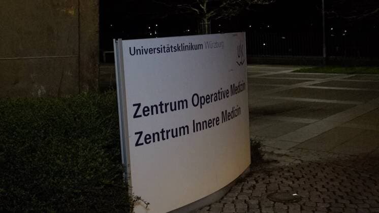 Dramatische Situation (Coronavirus) in Würzburger Pflegeheim: 9 verstorbene, 5 weitere in Kliniken, 10 isolierte und 23 infizierte Pflegekräfte Dramatische Situation in einem Würzburger Pflegeheim, innerhalb kurzer Zeit 9 verstorbene, 5 weitere in Würzburger Kliniken, 10 isolierte im Pflegeheim und 23 infizierte Pflegekräfte. Bilder vom Pflegeheim in der Virchowstrasse in Würzburg. Es wurden höchste Sicherheitsvorkehrungen getroffen, es gilt ein striktes Besuchsverbot und extreme Schutzmaßnahmen.Baden-Württemberg, 97072 Würzburg, Deutschland Copyright: 7aktuell.dex xAlexanderxHald
