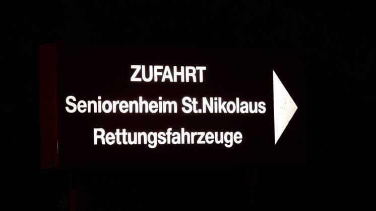 Dramatische Situation (Coronavirus) in Würzburger Pflegeheim: 9 verstorbene, 5 weitere in Kliniken, 10 isolierte und 23 infizierte Pflegekräfte Dramatische Situation in einem Würzburger Pflegeheim, innerhalb kurzer Zeit 9 verstorbene, 5 weitere in Würzburger Kliniken, 10 isolierte im Pflegeheim und 23 infizierte Pflegekräfte. Bilder vom Pflegeheim in der Virchowstrasse in Würzburg. Es wurden höchste Sicherheitsvorkehrungen getroffen, es gilt ein striktes Besuchsverbot und extreme Schutzmaßnahmen.Baden-Württemberg, 97072 Würzburg, Deutschland Copyright: 7aktuell.dex xAlexanderxHald