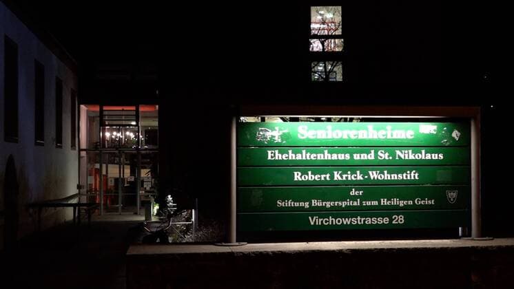 Dramatische Situation (Coronavirus) in Würzburger Pflegeheim: 9 verstorbene, 5 weitere in Kliniken, 10 isolierte und 23 infizierte Pflegekräfte Dramatische Situation in einem Würzburger Pflegeheim, innerhalb kurzer Zeit 9 verstorbene, 5 weitere in Würzburger Kliniken, 10 isolierte im Pflegeheim und 23 infizierte Pflegekräfte. Bilder vom Pflegeheim in der Virchowstrasse in Würzburg. Es wurden höchste Sicherheitsvorkehrungen getroffen, es gilt ein striktes Besuchsverbot und extreme Schutzmaßnahmen.Baden-Württemberg, 97072 Würzburg, Deutschland Copyright: 7aktuell.dex xAlexanderxHald