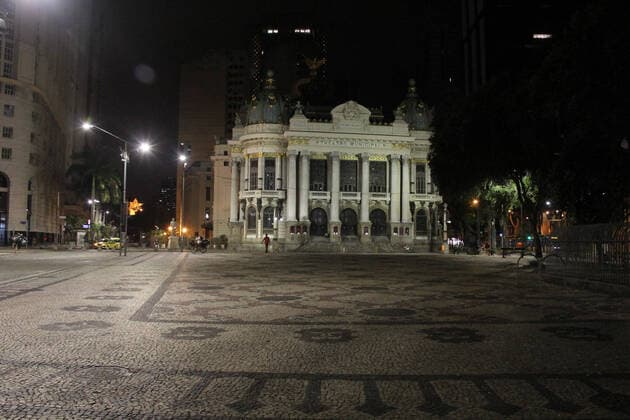 March 20, 2020, Rio De Janeiro, Rio de Janeiro, Brasil: (INT) ..Empty Rio de Janeiro at night amid Coronavirus. March 20,2020, Rio de Janeiro,Brazil:Movement in an empty city at night with many closed bars, and little traffic,where homeless people gaze the landscape this Friday night (20)...Credit: Thenews2 Rio De Janeiro Brasil - ZUMAn293 20200320_znp_n293_097 Copyright: xFaustoxMaiax